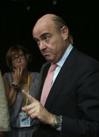 El ministro de Econom&iacute;a, Luis de Guindos, tras la rueda de prensa del Consejo de Ministros del 3 de julio