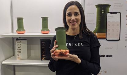 Patricia López, CEO de Myhixel, con un dispositivo para controlar la eyaculación precoz.