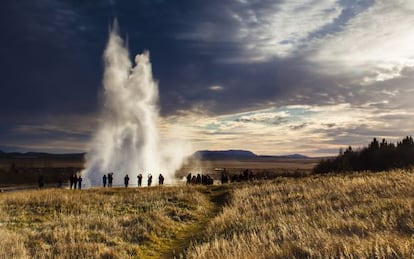 Turistas fotografiando el géiser Strokkur, en Islandia.