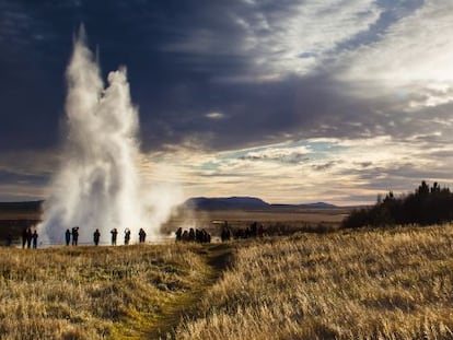 Turistas fotografiando el géiser Strokkur, en Islandia.