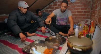 Inmigrantes cocinan en una casa abandonada de Baena.