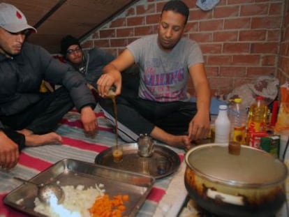 Inmigrantes cocinan en una casa abandonada de Baena.