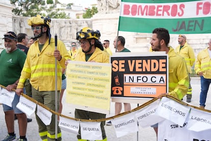 Bomberos forestales, este miércoles, durante la protesta en Cádiz.