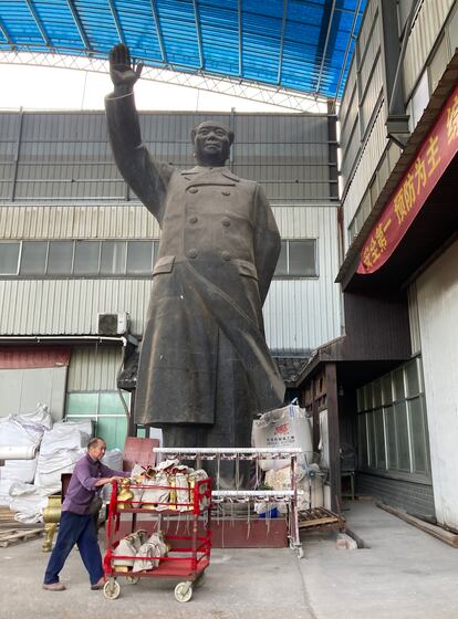 Un operario, en la mayor fábrica de esculturas de bronce de Mao Zedong, en Shaoshan, el 23 de septiembre.