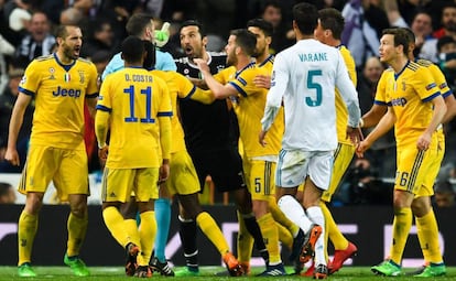 Buffon, portero de la Juventus, protesta al arbitro el penalti.