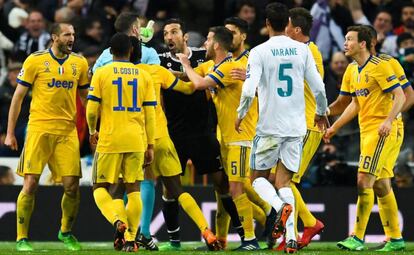 Buffon, portero de la Juventus, protesta al arbitro el penalti.