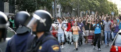 Un momento de la protesta, en la que vecinos de Lavapiés y miembros del 15-M hacen frente a los antidisturbios en Lavapiés.