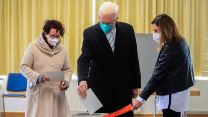 El líder de los Verdes, Winfried Kretschmann (centro), ejerce su derecho al voto este domingo en Sigmaringen.