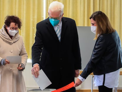 El líder de los Verdes, Winfried Kretschmann (centro), ejerce su derecho al voto este domingo en Sigmaringen.