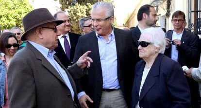 Baltasar Garz&oacute;n, con Pedro Alcorisa, hijo de Te&oacute;filo, y su esposa en el Cementerio de Valencia. 