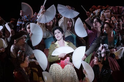 La mezzosoprano Cristina Faus en el papel de Paloma.