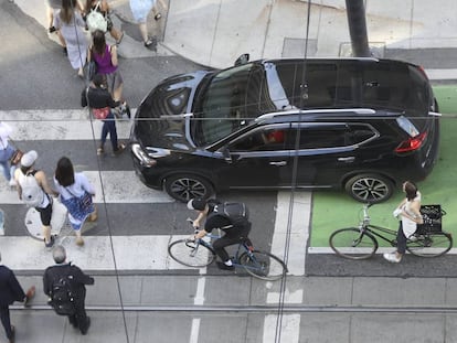 Una calle de Toronto (Canada) con peatones, ciclistas y coches.