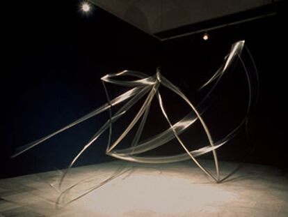 La escultura <i>Nebulosa</i> (2002-2004), de Blanca Muñoz, construida en tubo de acero inoxidable.