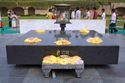 Visitantes ante el Raj Ghat, monumento dedicado a la memoria de Mahatma Gandhi en Nueva Delhi.