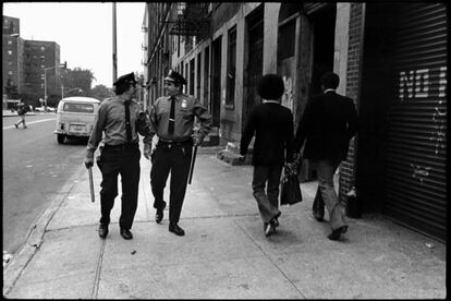 Fotografía perteneciente al libro 'Street Cops' de Jill Freedman publicado por Setanta Books.