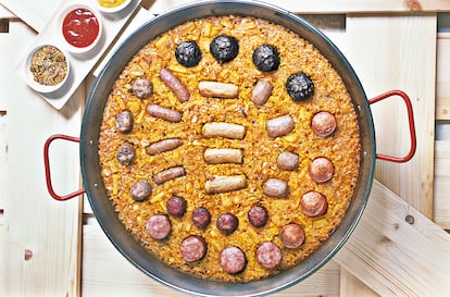 Arroz en paella neoyorquina con salchichas del mundo, de Alberto Herráiz. Es una de las 108 recetas de su libro 'Paella', reeditado por RBA.