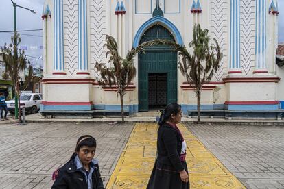 Una mujer y un niño pasan frente a la iglesia del poblado de San Andrés Larráinzar, en Chiapas, el 29 de junio.