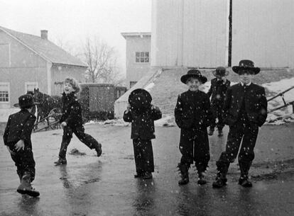 Crianças amish brincando na neve, Lancaster, Pensilvânia, 1969.