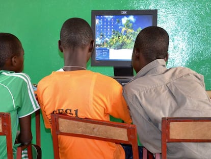 Chicos delante de un ordenador en Materi, Benín.