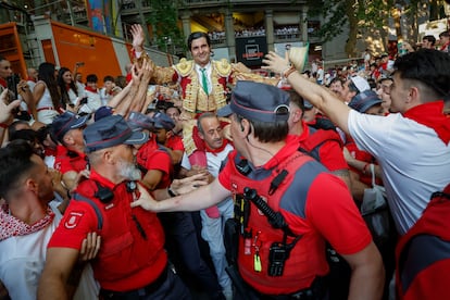 El torero Morante de la Puebla sale a hombros de la monumental de Pamplona.