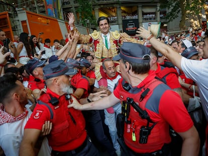 El torero Morante de la Puebla sale a hombros de la monumental de Pamplona.