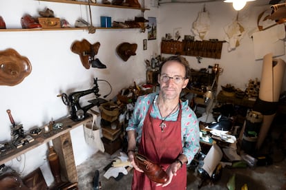 El zapatero artesano Alvaro Gross, en su pequeño taller de la localidad de Genalguacil.