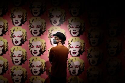 Un visitante frente a un mural de Marilyn en la exposición ''Andy Warhol: Pop Art', en la RCB Galleria de Bangkok (Tailandia).