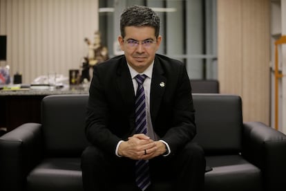 O senador Randolfe Rodrigues, em seu gabinete, em Brasília.