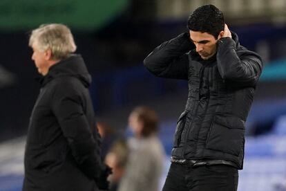 Mikel Arteta se lamenta en Goodison Park junto a su homólogo, Carlo Ancelotti.