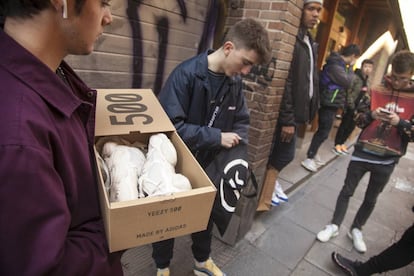 Varios jóvenes en la puerta de SiVasDescalzo el pasado sábado.