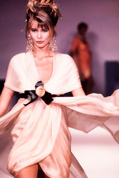 PARIS, FRANCE - JANUARY: Claudia Schiffer walks the runway at the Chanel Haute Couture Spring/Summer 1989-1990 fashion show during the Paris Fashion Week in January, 1989 in Paris, France. (Photo by Victor VIRGILE/Gamma-Rapho via Getty Images)
