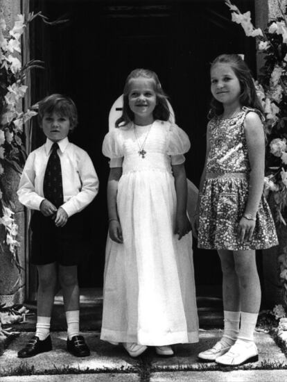El príncipe Felipe, la infanta Cristina y la infanta Elena en la primera comunión de la infanta Cristina, en el palacio de la Zarzuela en la primera comunión de ésta última el 30 de Mayo de 1973.