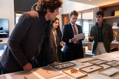 Algunos de los invitados observan los modelos y piezas de Cartier.