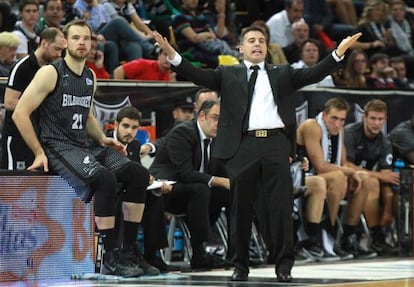 El entrenador del Bilbao Basket, Rafa Pueyo, dando instrucciones