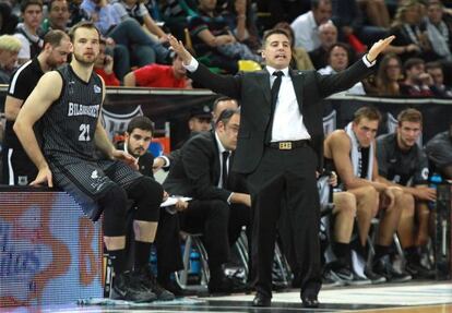 El entrenador del Bilbao Basket, Rafa Pueyo, dando instrucciones