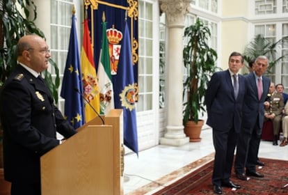 Francisco Javier Velázquez y Juan José López Garzón escuchan la intervención de Antonio Jesús Figal.