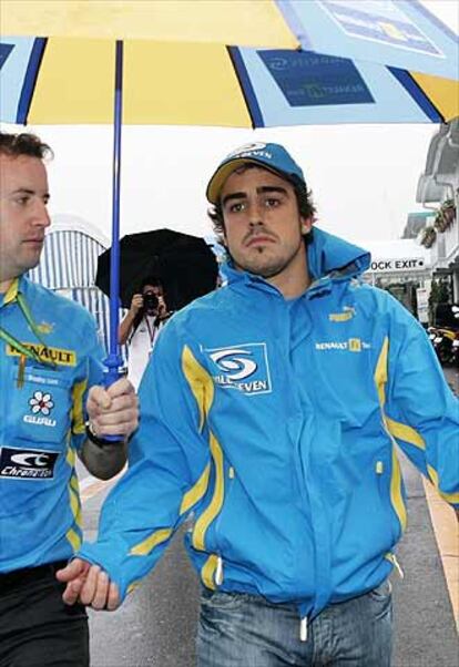 Fernando Alonso, camina por el &#39;paddock&#39; del circuito de Suzuka, en Japón.