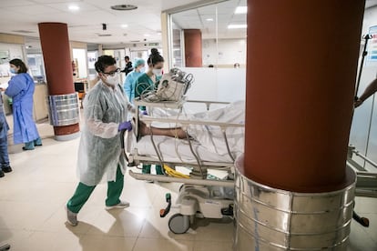 <p>Las Urgencias del Marañón, como todas, sufrieron una saturación como jamás habían visto. Tuvieron que crear 232 puestos nuevos para atender el cúmulo de pacientes que llegaban. Durante días, recuerda Juan Antonio Andueza, jefe de servicio, el triaje era casi prescindible: "Todo era covid-19". La capacidad de esta unidad, en la planta semisótano del centro, les dio algo de margen para poder crecer. En situaciones normales, atienen 250.000 urgencias al año. Durante estos días, llegaron a tener 600 pacientes esperando, la mayoría con necesidad de hospitalización</p>.<p> En la imagen, la recepción de un enfermo llegado en ambulancia.</p>