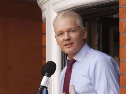 Assange durante el discurso a sus seguidores en la embajada ecuatoriana de Londres el pasado mes de agosto.