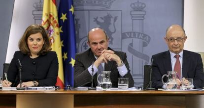 Sáenz de Santamaría, Guindos y Montoro, tras un Consejo de Ministros.