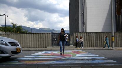 A finales del año pasado, la ciudad de Medellín adoptó una nueva estrategia para la convivencia de las personas y los vehículos: la ‘movilidad humana’. Se trata de poner a la persona en el centro del sistema con varias iniciativas, tanto de infraestructura, como culturales. Una de ellas es pintar algunos pasos de cebra para que llamen más la atención y los coches los respeten más. En la imagen, un paso de peatones coloreado con motivos aviares en la plaza de la libertad, en la zona administrativa de la ciudad.