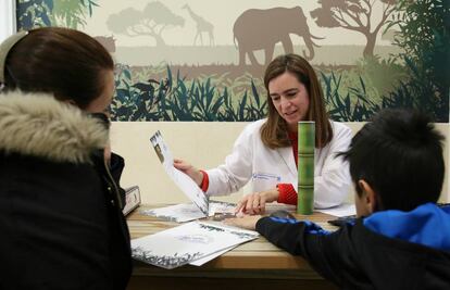 La doctora Martínez, Aaron y su madre en la consulta de Farmaventura.