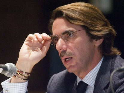 De recio político español a pulido ciudadano del mundo. El Aznar expresidente se convirtió en un señor sofisticado con gafas de fina montura metálica, coqueta melena y pulseritas a lo Kyril de Bulgaria. Nótese el gesto: es un elegante intelectual casi sin bigote, sí, pero muy contento no está.