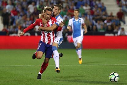 Rubén Pérez agarra a Griezmann.