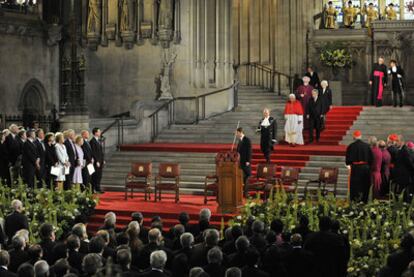 El papa Benedicto XVI se prepara para dar su discurso de ayer en el Westminster Hall del Parlamento británico.