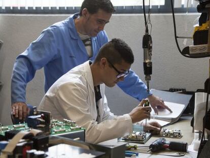 Un alumno de Formación Profesional realiza prácticas en la empresa Siemens.