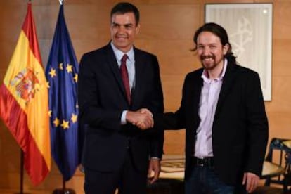 El presidente del Gobierno español, Pedro Sánchez (izq.), da la mano al líder del partido Podemos, Pablo Iglesias, a su llegada para una reunión en Las Cortes, Madrid, el 9 de julio de 2019. - El nuevo parlamento español votará el 23 de julio si concede al líder socialista Pedro Sánchez un segundo mandato como primer ministro. Para volver a prestar juramento como primer ministro Sánchez necesitará el apoyo de Podemos -que tiene 42 escaños- y de varios otros partidos regionales más pequeños. (Foto de PIERRE-PHILIPPE MARCOU / AFP)