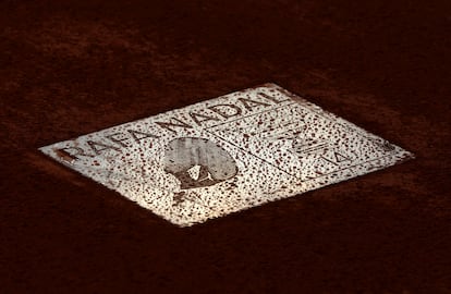 Placa dedicada a Nadal en la arena de la Philippe Chatrier.