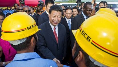 Xi Jinping con trabajadores de la construcción en Trinidad y Tobago.