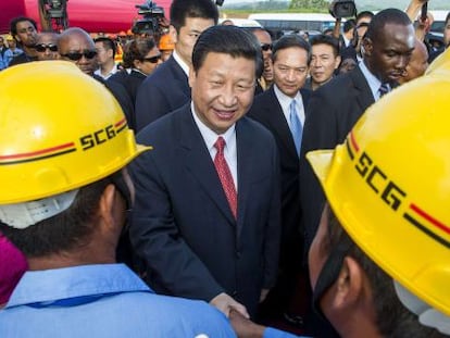 Xi Jinping con trabajadores de la construcci&oacute;n en Trinidad y Tobago.